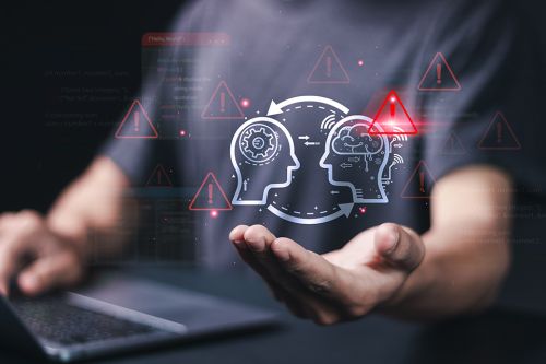 Abstrakte Köpfe mit Warndreiecken über Hand von einer Person