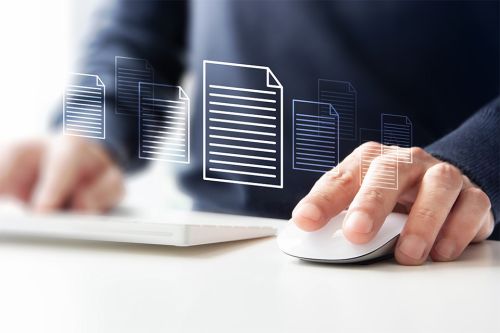 Person, die einen Computer benutzt