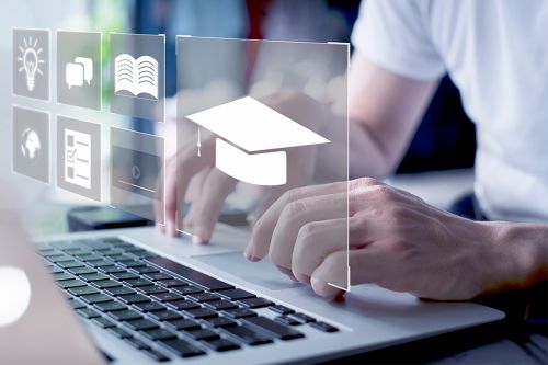 Mann nutzt Online-Schulungen und E-Learning-Webinare