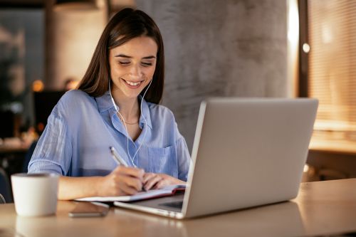 lächelnde Frau mit Laptop