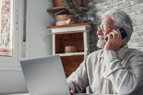 Pensionist telefoniert