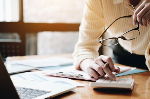 Person berechnet Werte