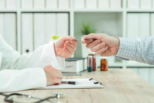 Arzt nimmt die E-Card an