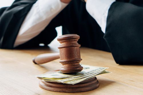 Richter mit Richterhammer