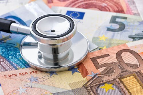 Stethoskop auf Geldscheinen