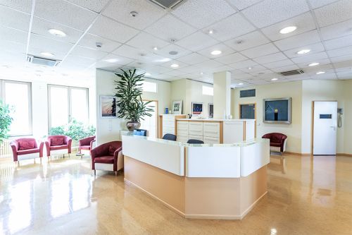 Eingangsbereich und Wartebereich in Arztpraxis