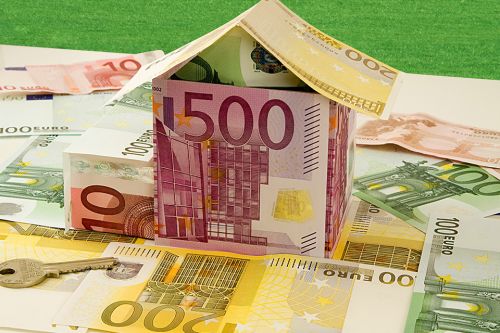 Haus aus Euroscheinen