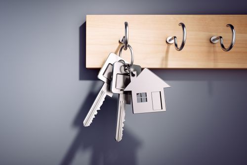 Schlüsselbund mit Schlüsselanhänger in Hausform auf Schlüsselwand