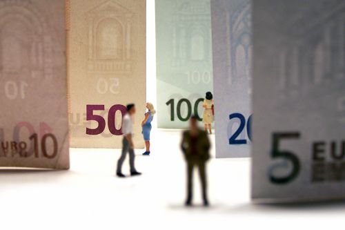 Personen vor Geldscheinen