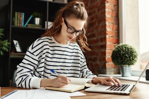 Studentin arbeitet am Laptop