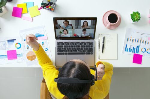 Frau bei Videokonferenz